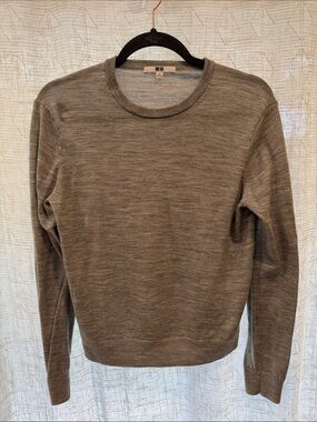 Uniqlo Women's Crewneck Sweater in Heather Gray - 100% Wool